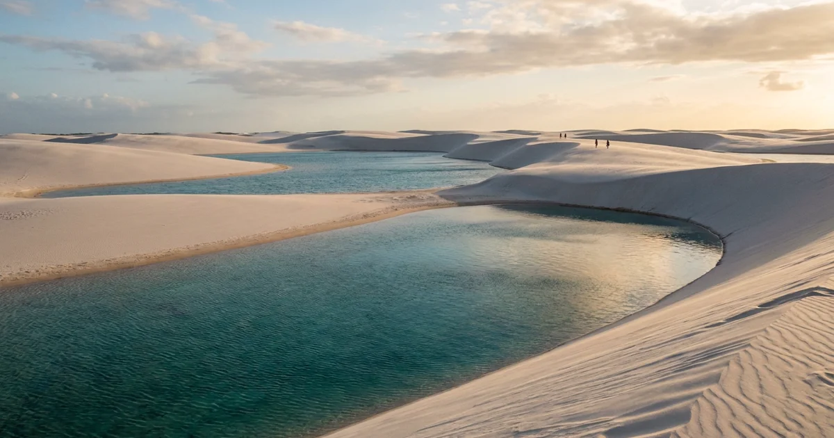 Lagoas azuis entre dunas brancas nos Lençóis Maranhenses em luz natural de fim de tarde