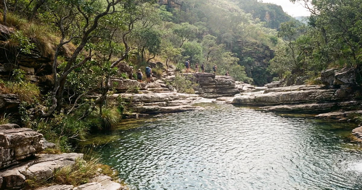 Poço de cachoeira com pedras claras e vegetação do cerrado na Chapada dos Veadeiros