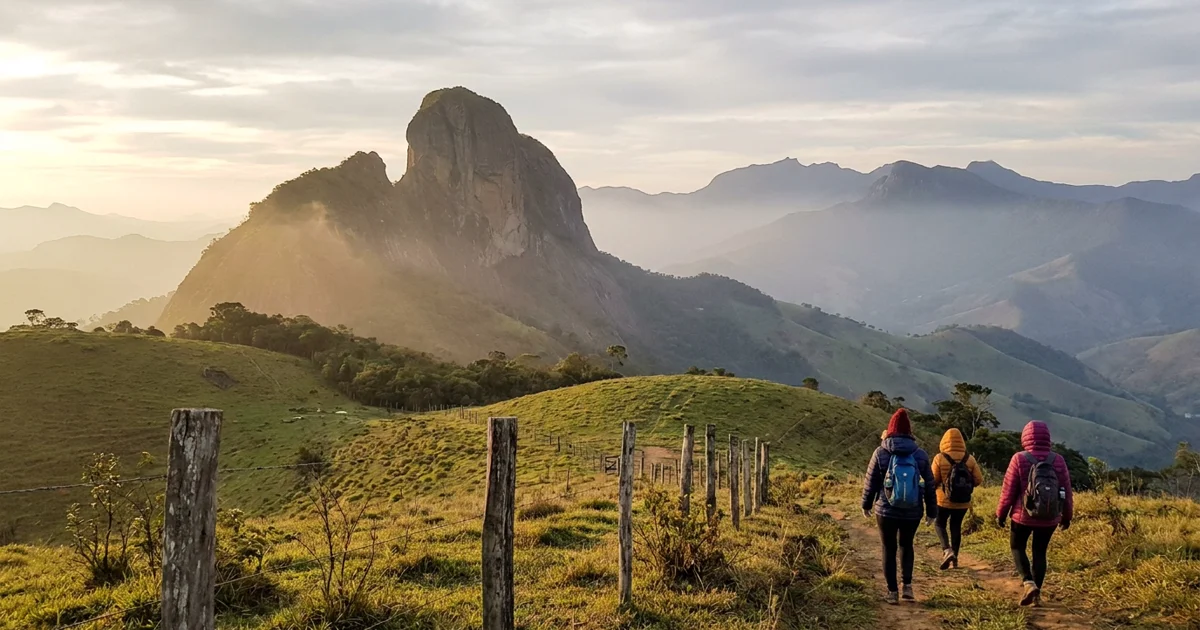 Pedra do Baú ao amanhecer em São Bento do Sapucaí no inverno