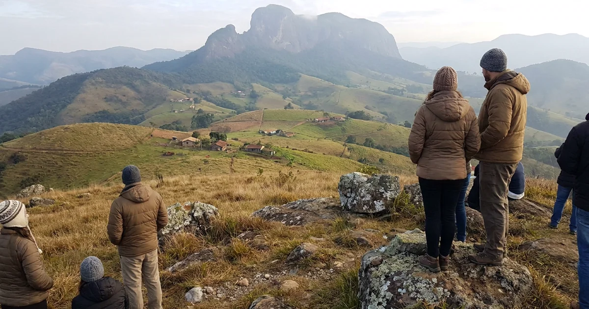 Vista realista da Pedra do Baú no inverno em São Bento do Sapucaí